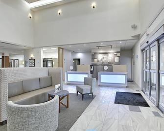 Holiday Inn Express Airport Calgary, An IHG Hotel - Calgary - Lobby
