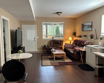 Lrg 1 bdrm ground level suite with a Private Entry in a forest setting. - Maple Ridge