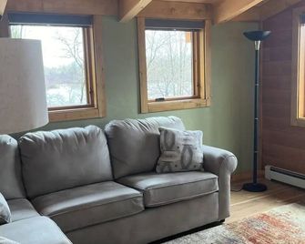 Lake front NEW Cabin 2bd 2b AC/WIFI, kayak, beach, fish, firepit - Rhinelander - Living room