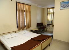 Sri Sai Krishna Deluxe Lodge - Hyderabad - Bedroom