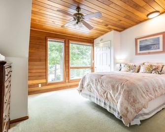 Spacious Waterfront home mins to Annapolis with pool, pier & parking - Arnold - Bedroom