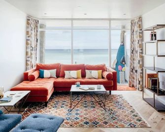 Porthmeor Beachfront in St Ives With Parking - St. Ives - Living room