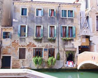 Da Bruno Homes - Venice - Building