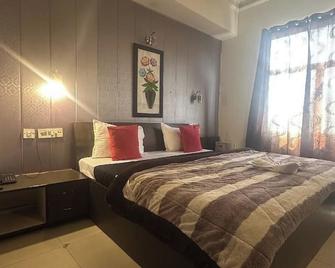 Hotel The Taksonz - Opposite Railway Station - Ludhiāna - Bedroom