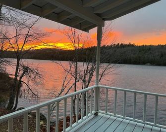 Lake Front-Maine Themed-Soaking Tub-Fire Pit-Kayak - Bucksport - Balcón