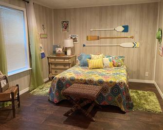 fishing ~ plenty of parking ~ 1/2 mile to marina ~ 5 min to new WestBay casino - Durant - Schlafzimmer