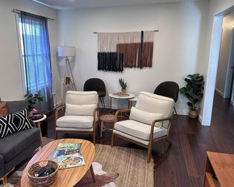 Newly remodeled, family home - close to IU campus - Bloomington - Living room