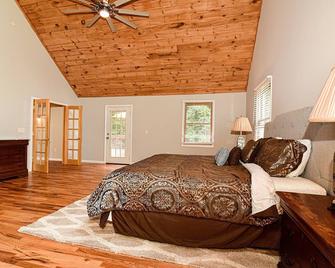 A Touch of Luxury! Walking Distance to (Down Town Black Mountain) and Lake - Black Mountain - Bedroom