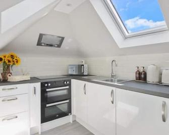 Cozy 1-Bedroom Escape Near Stadium – Harrow Bliss - Wembley - Kitchen