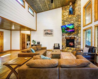 2 Kings + Bunk Haus | Fun Games | Hot Tub | Wheelchair Access, Sleeps 11, Pets - Broken Bow - Living room