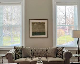 1st of 4 Hotel-Style Apts in Historic Row House - Walk to HWS, Lake, Linden St. - Geneva - Huiskamer