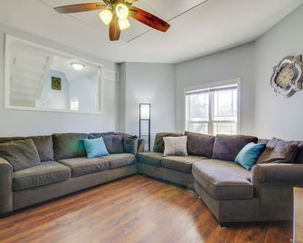 Walk to Dtwn Warrensburg: Cozy Family Home! - Warrensburg - Living room