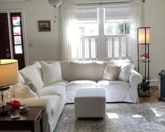 The Coram Deo Cottage - Ephrata - Living room