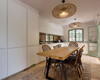 Belle Bastide de 5 Chambres à 10 mn à Pied de la Plage de Tahiti - Ramatuelle - Essbereich