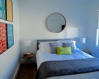 Beach Cottage Walking Distance To Beaches, Dining & Shops! - Middletown - Bedroom