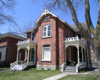 Elsie J's Historic House - Campbellford - Building