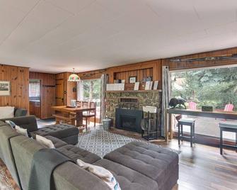 Charming Idaho Springs Retreat on Chicago Creek! - Idaho Springs - Obývací pokoj