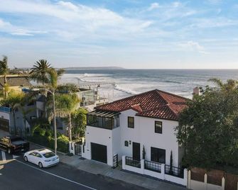 Luxury, renovated, oceanfront home with incredible deck & views - dogs welcome - São Diego