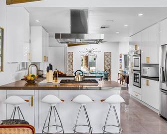 Walk to Town! Super Swanky! Private Pool Yard! - Fiesta in the Sun - Palm Springs - Cocina