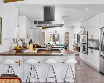 Walk to Town! Super Swanky! Private Pool Yard! - Fiesta in the Sun - פאלם ספירנגס - מטבח