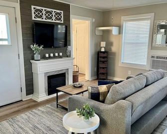 Cape Cod Style on Grand Lake - Romantic Honeymoon Cottage w/ Hot tub #11 - Grove - Sala de estar