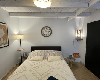Chambre indépendante au Joli Mazet à Nîmes idéalement situé entre la garrigue et la ville - Nimes - Bedroom