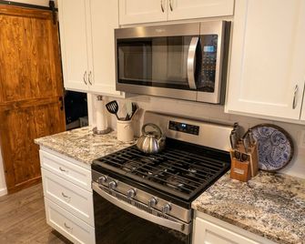 A Cozy Coastal Winter Escape at Hummingbird Cottage! Pet-Friendly! - Arroyo Grande - Kitchen