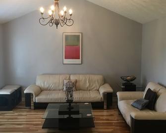 Cottage. 3 bedrooms, 2 baths and full kitchen on sheep and goat farm - Jefferson - Living room