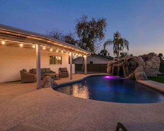 Relaxing 4 Bdrm Retreat in the Heart of Scottsdale - Scottsdale - Pool