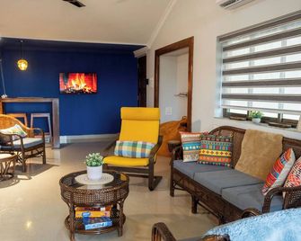 Gorgeous ocean view Boho-colonial condo with large balconies - Salcette - Living room