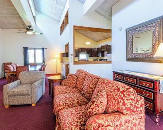 Fireside Inn & Suites Bangor - Bangor - Living room