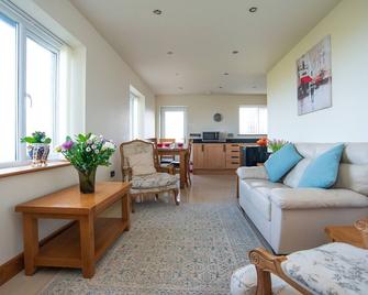 Finest Retreats - Sea Views Cottage - Prestatyn - Living room