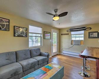 Winslow Apartment w/Jacuzzi, Deck & Grill Access! - Winslow - Living room