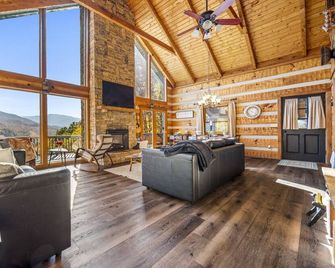 Barenberg Cabin - Secluded Unobstructed Panoramic Smoky Mountains View with Two Master Suites, Loft Game Room, and Hot Tub - Gatlinburg - Wohnzimmer