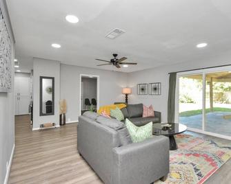 Hot Tub & Pool - 4 BR Luxury Home in Friendswood! Close to top attractions! - Friendswood - Living room