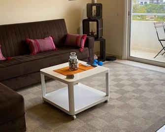 Larnaca Comfort Rooms - Larnaca - Living room