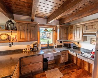Max's Cabin at Tiny Timbers Resort and Spa! - South Fork - Kitchen