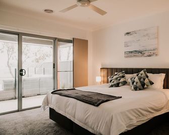 A Brand New Home with a Pool overlooking The Black Bull Golf Course - Yarrawonga - Slaapkamer