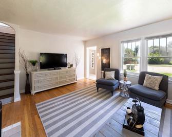 Experience Caldwell Charm/Visit the Wineries at this Historic 4 bdrm House+ WiFi - Caldwell - Living room