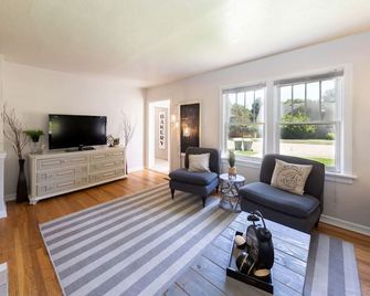Experience Caldwell Charm/Visit the Wineries at this Historic 4 bdrm House+ WiFi - Caldwell - Obývací pokoj