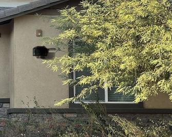 New!!!! Private Room Private Entrance, Well Equipped Minutes To Palm Springs - Cathedral City - Outdoors view