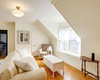Charming Saco Apartment about 4 Mi to the Beach! - Saco - Living room