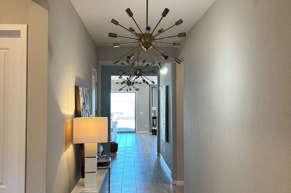 Spacious 4-bedroom house with Strip Views 20 Minutes from Strip - לאס וגאס - מסדרון