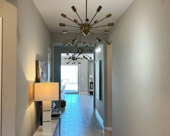 Spacious 4-bedroom house with Strip Views 20 Minutes from Strip - לאס וגאס - מסדרון