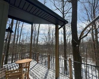 Tucked Away Treehouse- on the KY Bourbon Trail - Lawrenceburg - Balcón