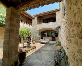 Winegrower's house with spa in the heart of Vers-Pont-du-Gard - Vers-Pont-du-Gard - Innenhof