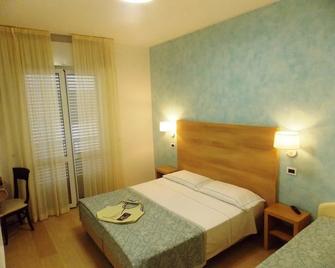 Hotel Ghirlandina - Rimini - Bedroom