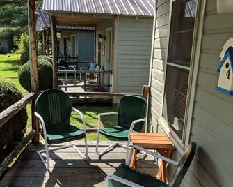 Pine Tree Motel & Cabins - Chestertown - Патіо