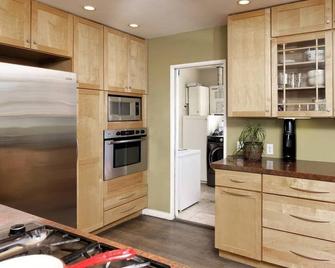 Relaxing 3 bedroom with Hot tub and a view - Oakland - Cocina