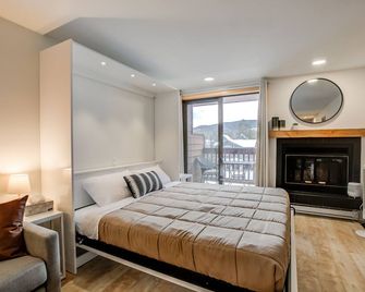 Cedar Lodge Royal Studio Condo: Downtown Frisco - Frisco - Bedroom
